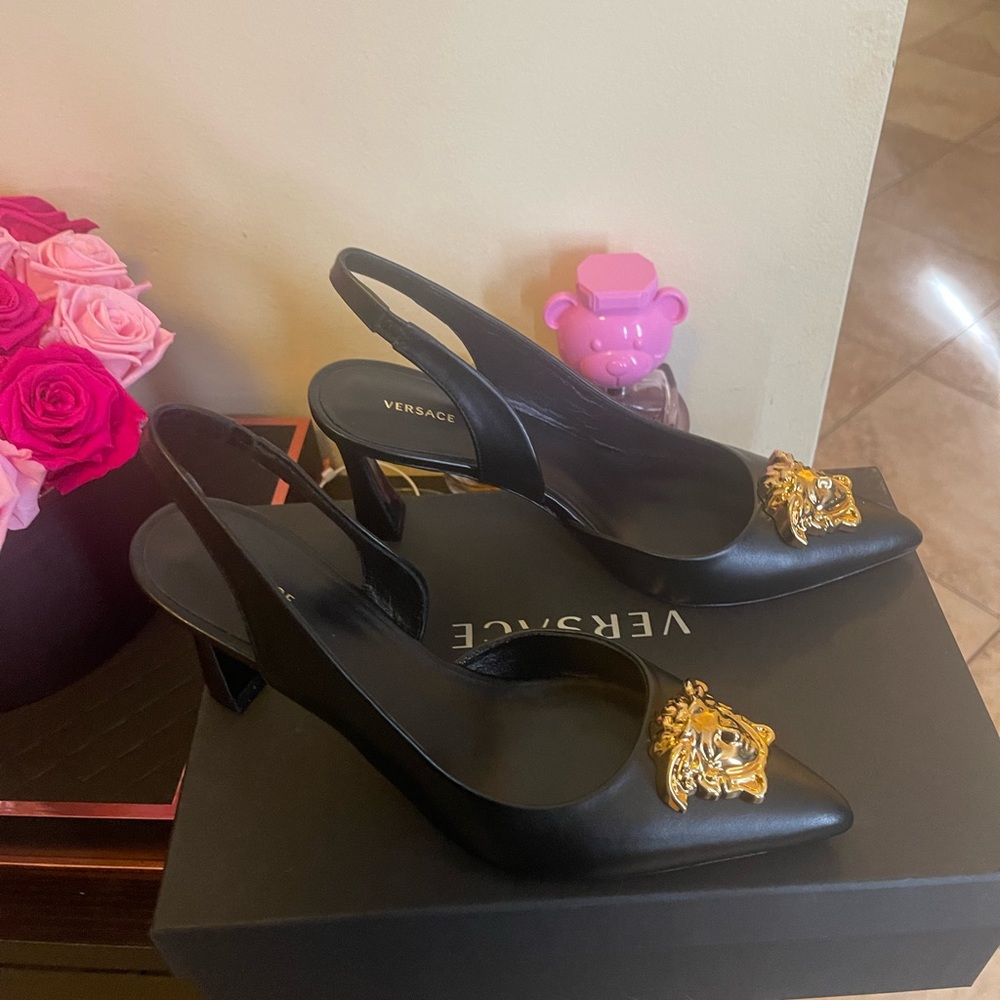 Authentic Versace Heels (Medusa) size 7. Like New. Used only once.